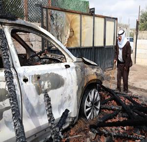 مواطنون يتفقدون مركباتهم التي أحرقها مستعمرون مساء أمس خلال هجومهم على قرية دير الحطب شرق مدينة نابلس